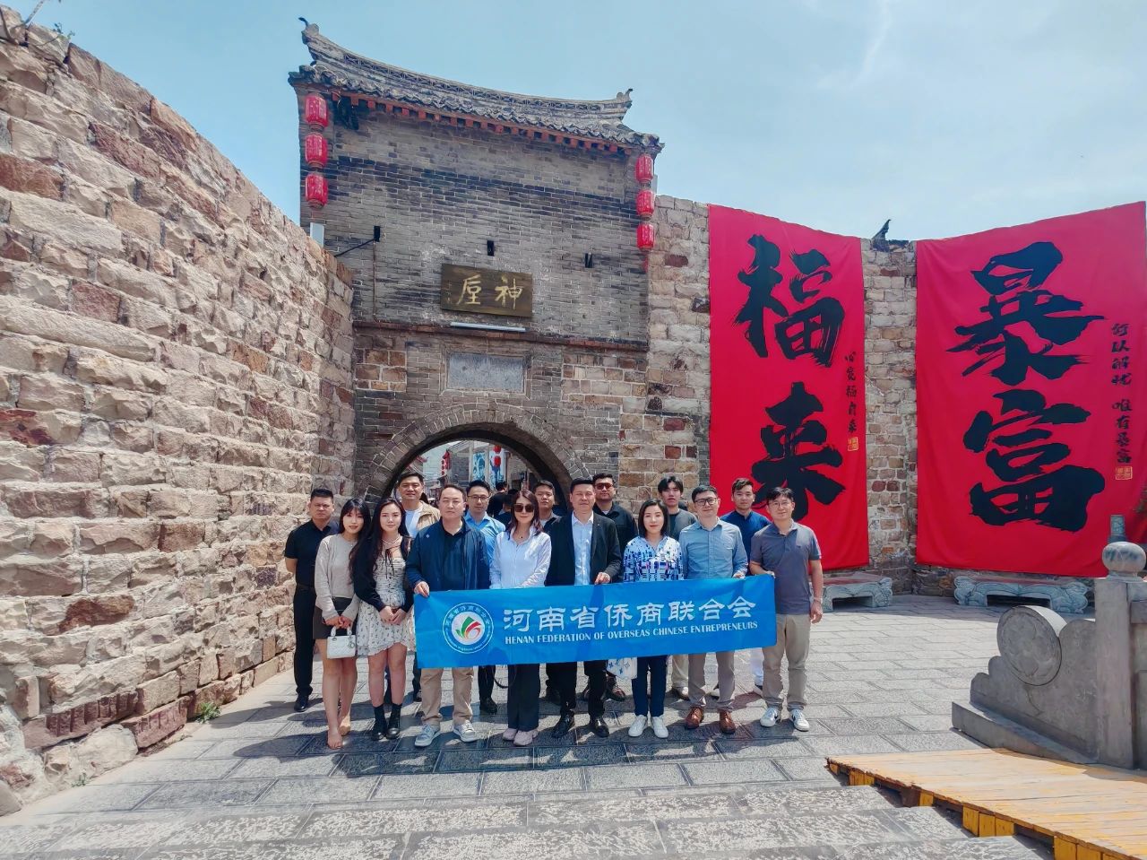 探秘钧瓷文化瑰宝河南省侨商联合会组织青年侨商走进神垕，感受传统文化之美