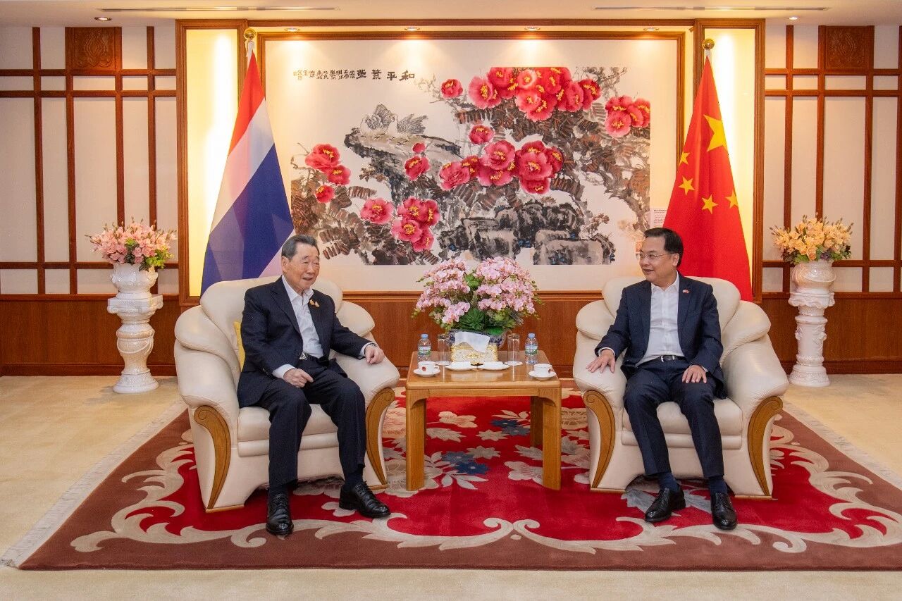 正大集团资深董事长谢国民、董事长谢吉人应邀赴中国驻泰国大使馆，共庆元宵、共话情谊