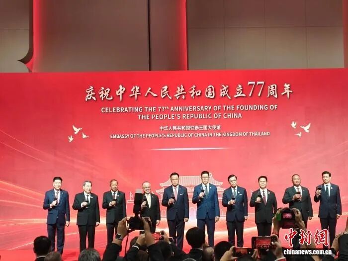 中国驻泰国使馆举行国庆招待会，泰国总理阿努廷出席，谢国民、林楚钦等侨界商界代表到场